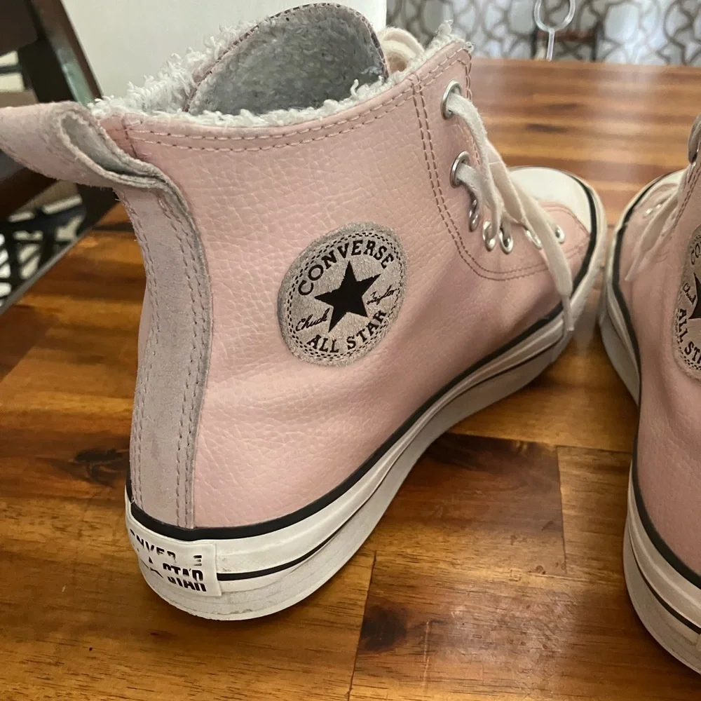 Kids Size 5 Converse Leather High Tops EUC